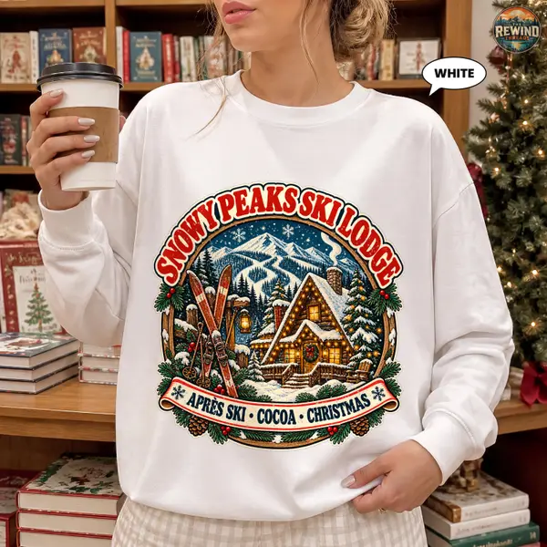 Ski Lodge Sweatshirt, Snowy Peaks Après Cocoa Christmas Crewneck, Retro Winter Cabin Graphic, Cozy Holiday Gift for Skiers